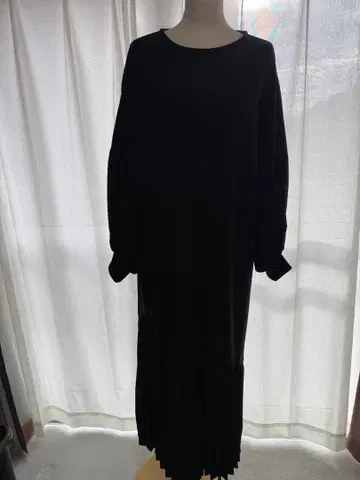 세련된 블랙 긴팔 플리츠 원피스