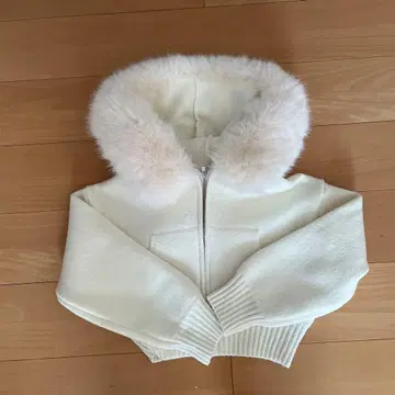 이번 시즌 완판 스나이델 화이트 퍼 집업 후드티 미사용품