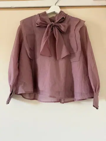 Saison de papillon 연보라 리본 포함 프릴 블라우스 긴팔