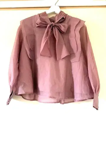 Saison de papillon 연보라 리본 포함 프릴 블라우스 긴팔