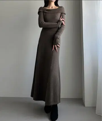 비대칭 오프숄더풍 니트 플레어 원피스