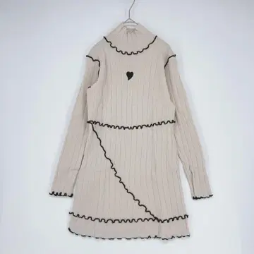 Cai Cai 베이지 니트 원피스 프릴 디자인