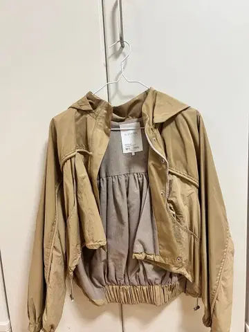 [ 새상품 ] ELENDEEK 엘렌딕 베이지 계열 나일론 아우터