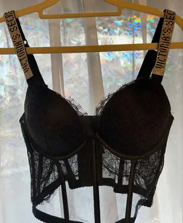 블랙 레이스 뷔스티에 코르셋 스타일