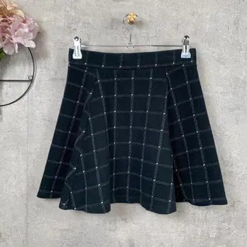 [새상품급] DIVIDED by H&M 미니 스커트 플레어 XS 블랙
