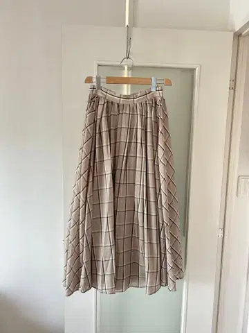 ebure 베이지 체크 플레어 스커트