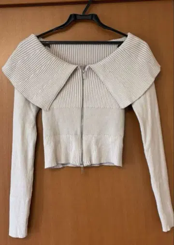 [SNIDEL] Sustainable 프론트 지퍼 니트 풀오버