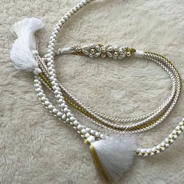 화이트와 금색 허리띠 태슬 포함