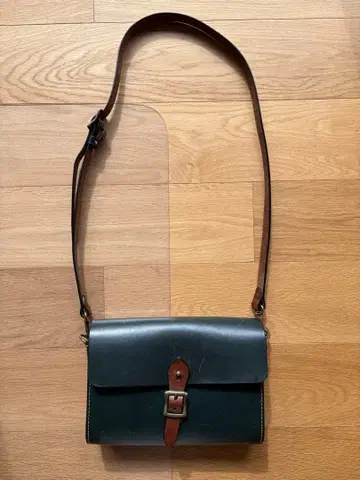 다크 그린 가죽 숄더백