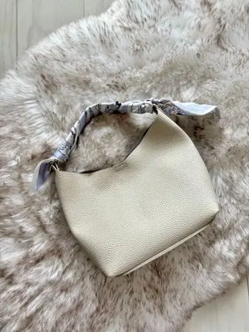 아이보리 그레이 스카프 포함 핸드백