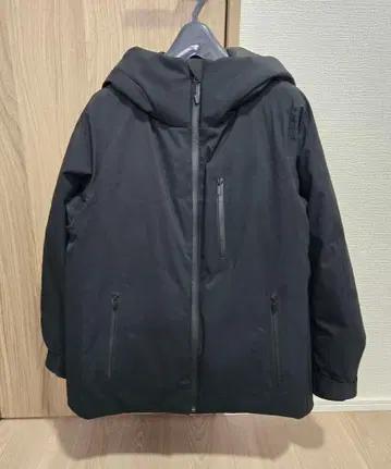 유니클로 하이브리드 다운 자켓 M 사이즈 미사용