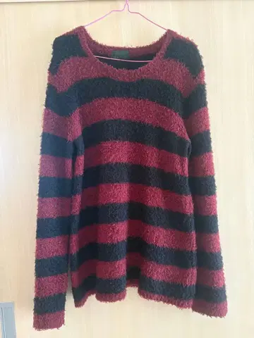 Roff 크림슨과 블랙 스트라이프 니트 스웨터