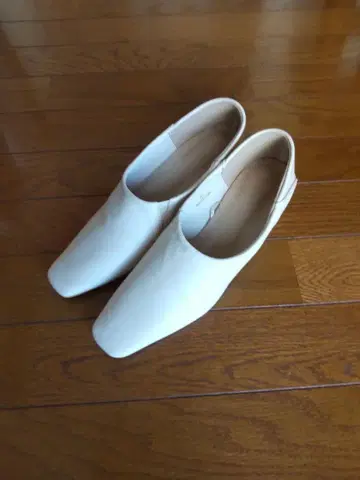 화이트 가죽 스퀘어토 펌프스