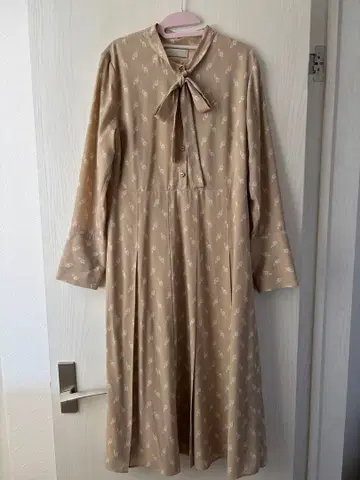 CELFORD 리본 포함 베이지 원피스