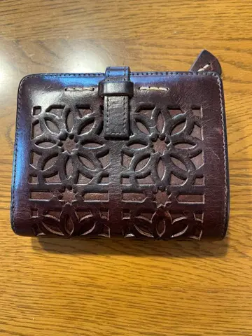 다크 브라운 접이식 지갑 컷 아웃 디자인