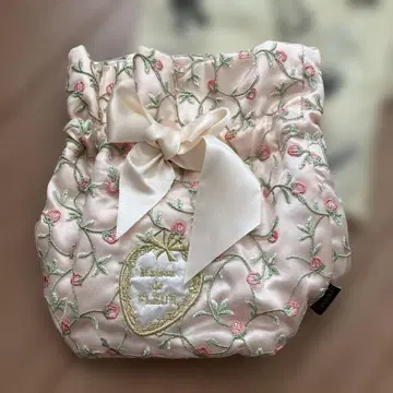 Maison de FLEUR 자수 리본 포함 핑크 클러치 파우치