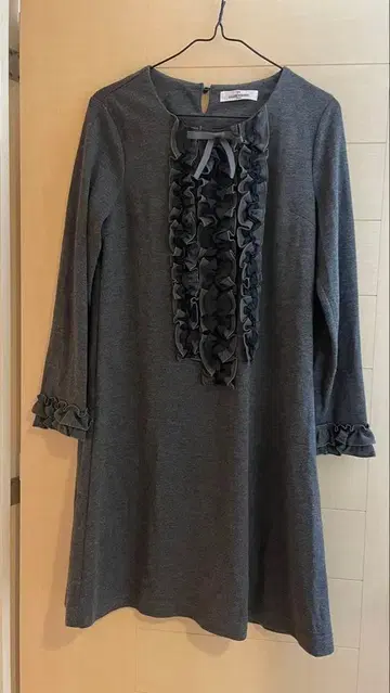 새상품급 GALLERY VISCONTI 그레이 프릴 원피스