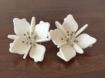 화이트 꽃 모양 귀걸이 플라워