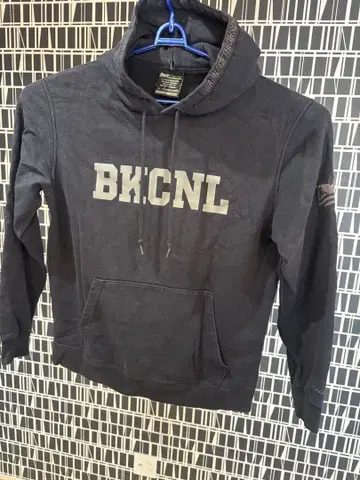 Back Channel 후드티