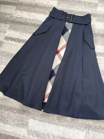 블루 레이블 플레어 스커트 벨트 포함 36 사이즈