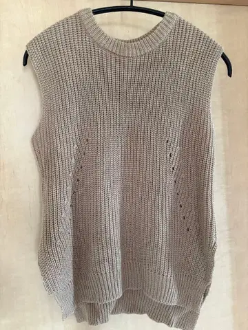 [ 새상품급 ] JILL 베이지 슬리브리스 니트