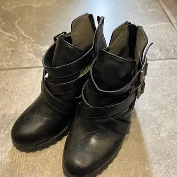 블랙 백 지퍼 부츠