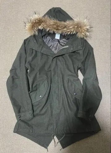 그린 퍼(fur) 부착 모즈 코트