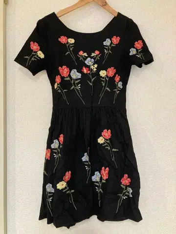 슈프림라라 꽃무늬 자수 반팔 무릎 기장 원피스