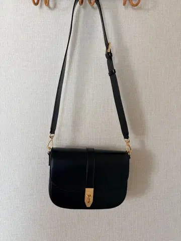 CARLYN 블랙 가죽 숄더백