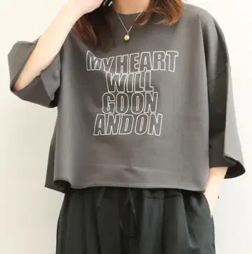 SACRA 하프 슬리브 티셔츠