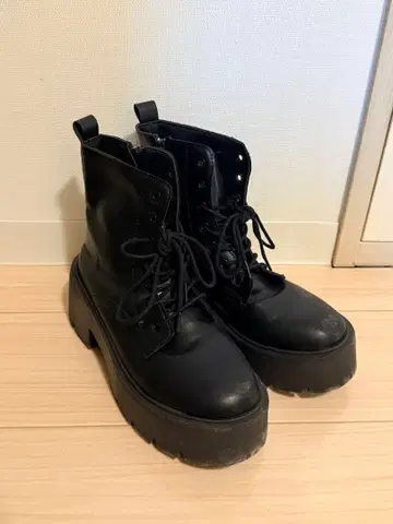 통굽 블랙 하이컷 부츠