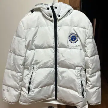 화이트 다운 자켓 후드 부착