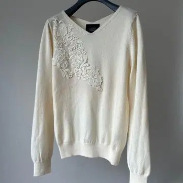 LUSSO 아이보리 꽃무늬 자수 V넥 스웨터