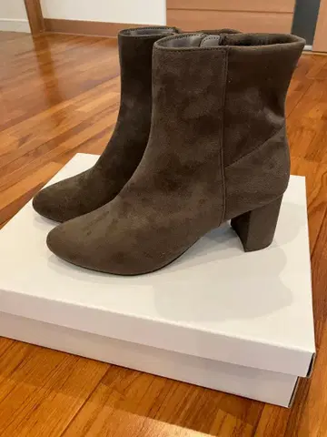 브라운 스웨이드 중간 힐 부츠 M