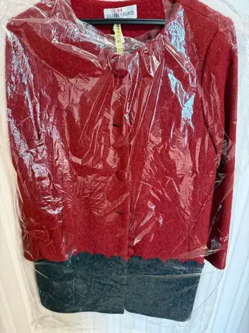 갤러리 비스콘티 빨간색과 검은색의 노카라 자켓