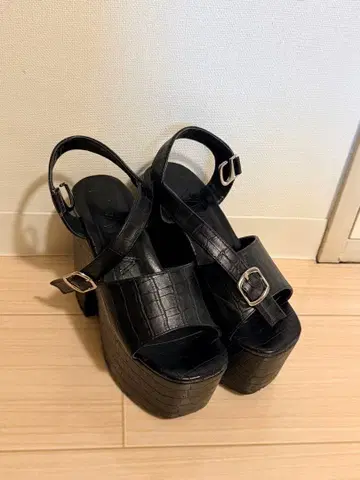 블랙 크로커다일풍 플랫폼 샌들