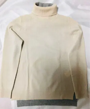 베이지 터틀넥 스웨터