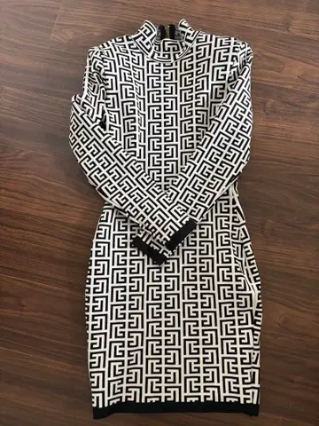 기하학 패턴의 긴팔 원피스