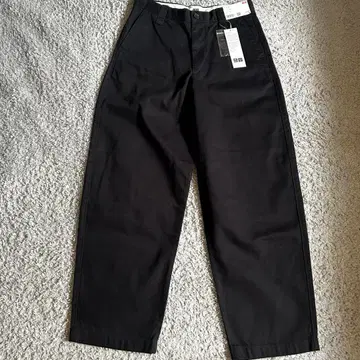 택 포함 새상품 UNIQLO 와이드 핏 치노 팬츠 블랙 73cm