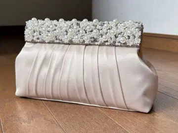 비즈 장식 베이지 클러치백