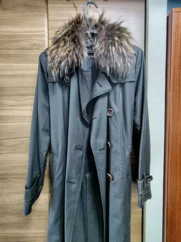 레리안 퍼 포함 블랙 트렌치코트 더블 브레스트