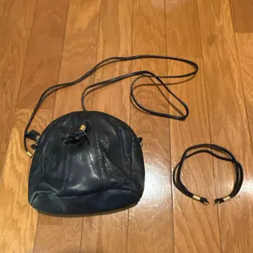 블랙 가죽 숄더백 태슬 포함