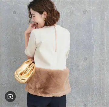 오블리 밑단 퍼 티셔츠