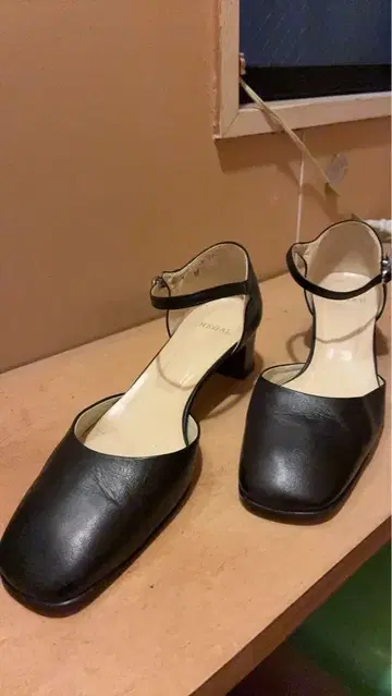 REGAL 앵클 스트랩 블랙 힐