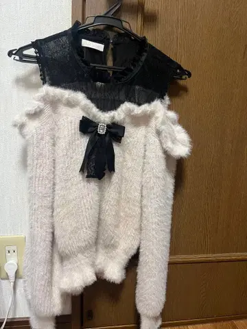 [ 하자품 ] 리즈리사 오프숄더 리본 포함 니트