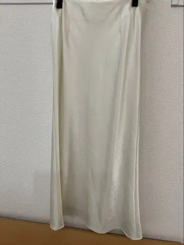 SACRA 아이보리 타이트 스커트