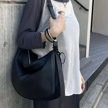 새상품급 이아파피요네 스와로바닥 숄더백 블랙