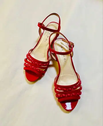 핑크 크로스 스트랩 샌들 타일 무늬 힐이 특징!