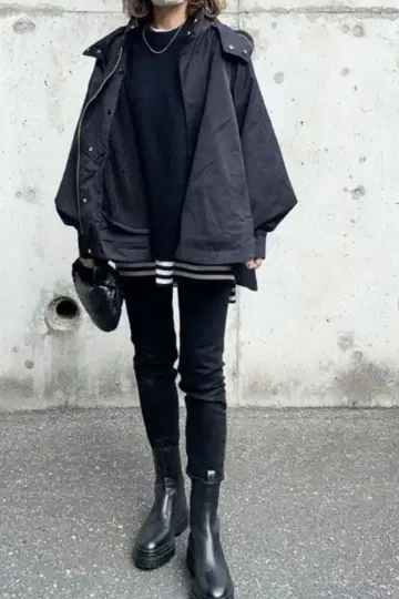 하자품 Emma Taylor 3WAY 플레어 마운틴 후드티 블랙