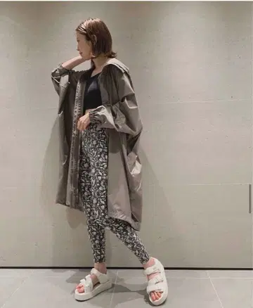 [ 미사용 새상품 ] emmi yoga 플라워 레깅스 사이즈 1